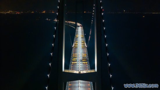 4月17日晚，深中通道伶仃洋大桥完成动静载试验。受访者供图